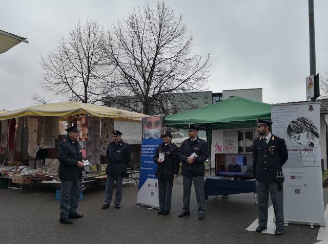 Poliziotti al mercato di Ivrea per la Giornata contro la violenza sulle donne