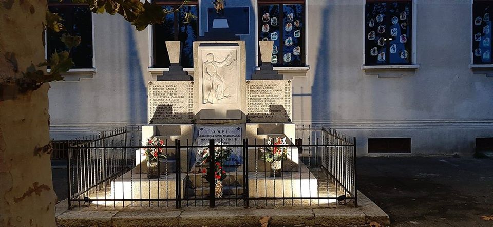 Mathi: Anpi e Comune sistemano il monumento dedicato ai Caduti