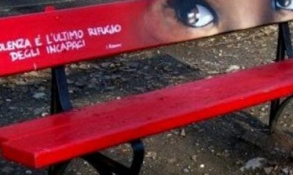 Mathi: una panchina rossa vicino alla chiesa contro la violenza sulle donne