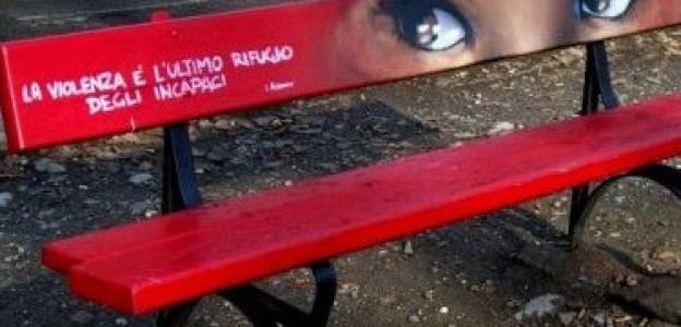 Mathi: una panchina rossa vicino alla chiesa contro la violenza sulle donne