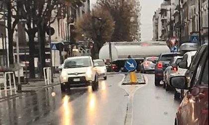 Tir in transito in centro a Rivarolo traffico bloccato | VIDEO