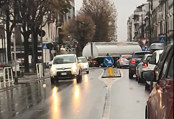 Tir in transito in centro a Rivarolo traffico bloccato | VIDEO