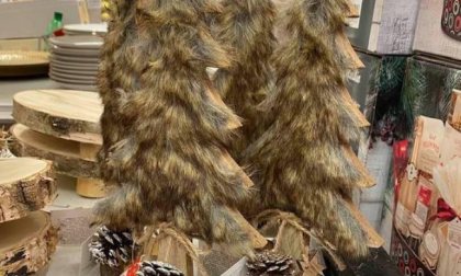 Albero con pelliccia (sintetica) da Esselunga: gli animalisti protestano