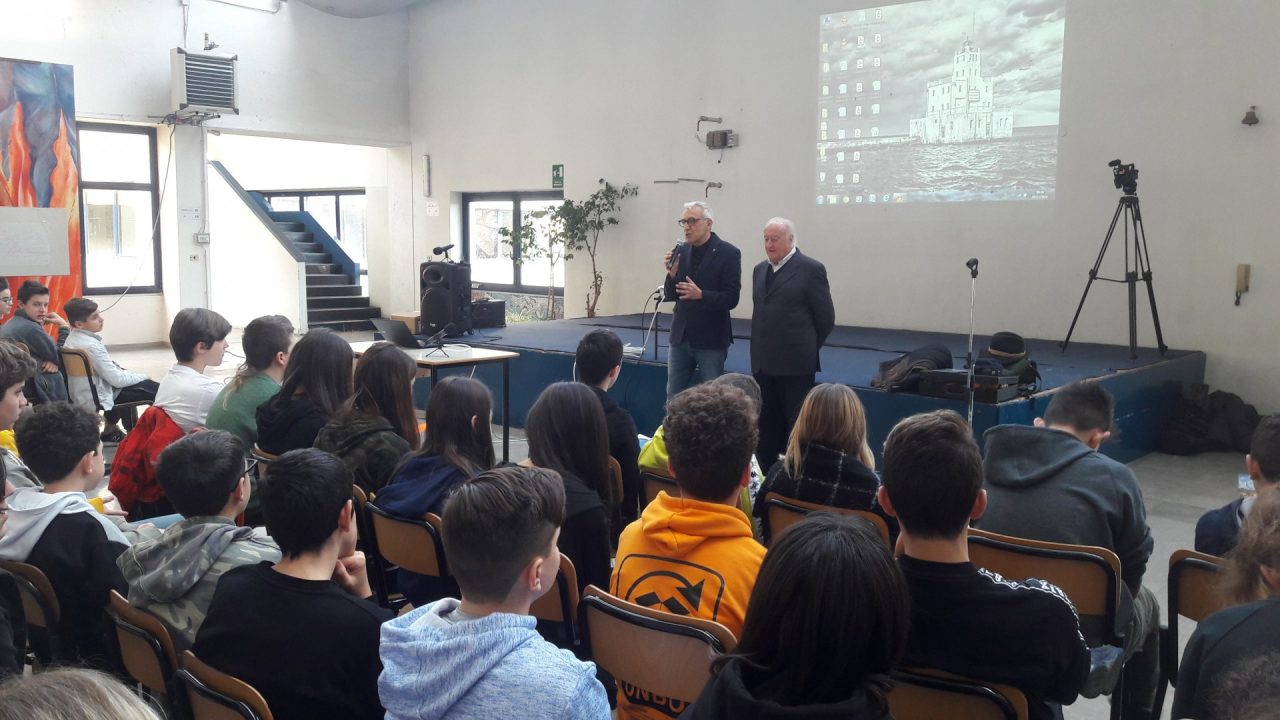Castellamonte: gli studenti della Media a lezione con Beppe Tenti di Overland