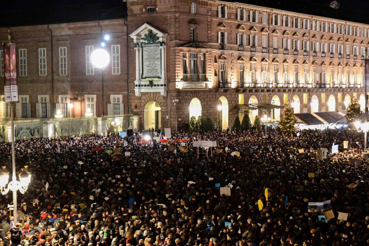 Più di 30 mila Sardine in piazza Castello, sul palco anche il prof de L’Eredità | FOTO