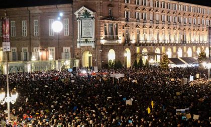 Più di 30 mila Sardine in piazza Castello, sul palco anche il prof de L'Eredità | FOTO