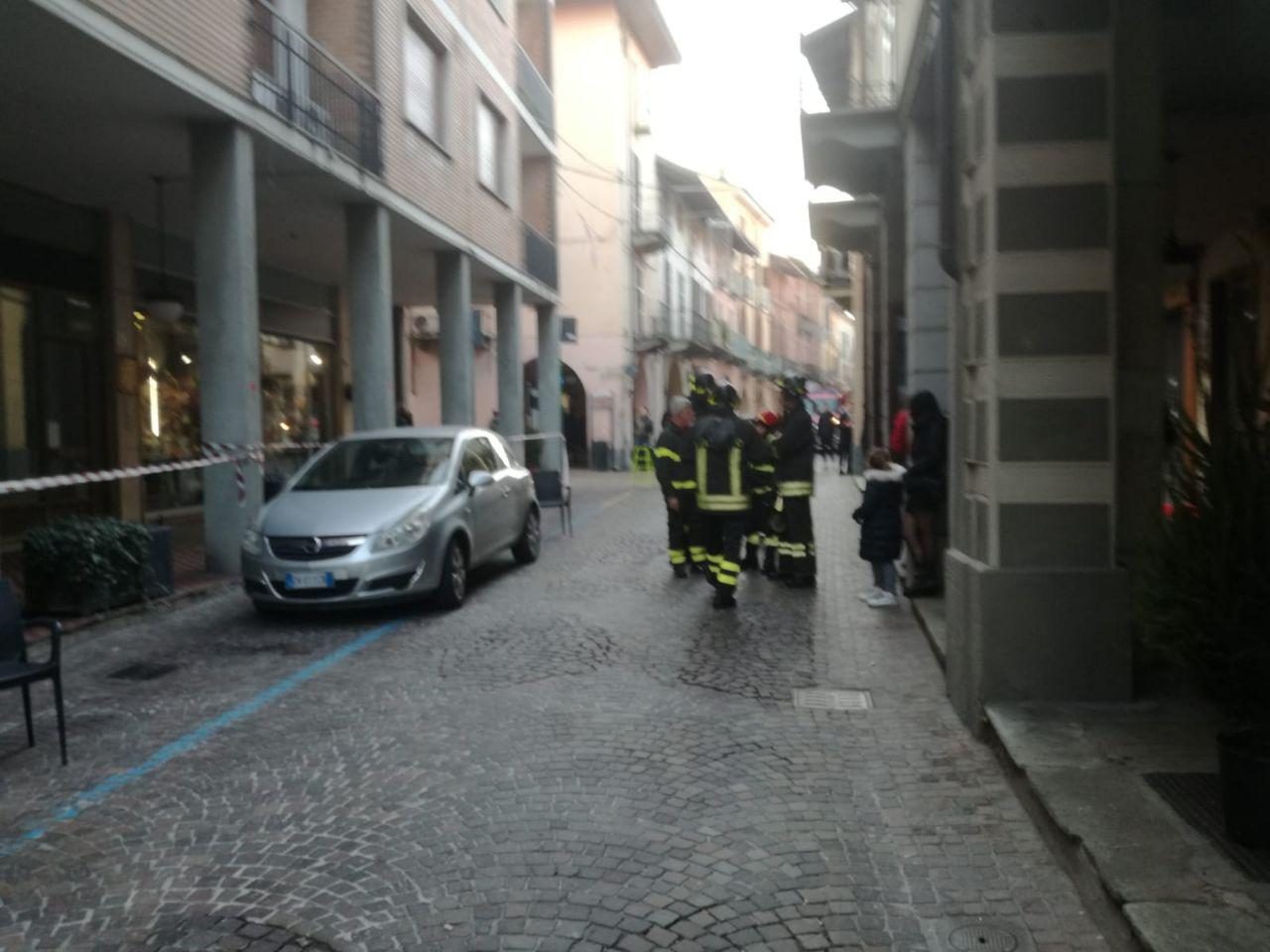 Paura a Ciriè: cadono calcinacci in pieno centro storico
