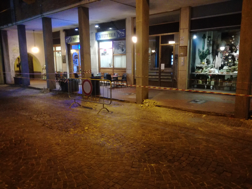 Caduta calcinacci: via Vittorio transennata