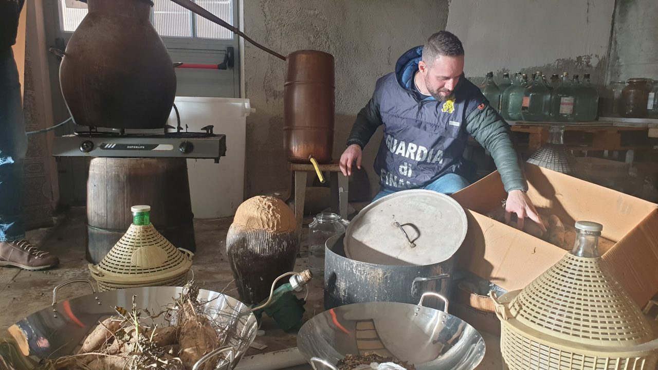 Laboratorio clandestino di grappa a Montalenghe, blitz della Finanza