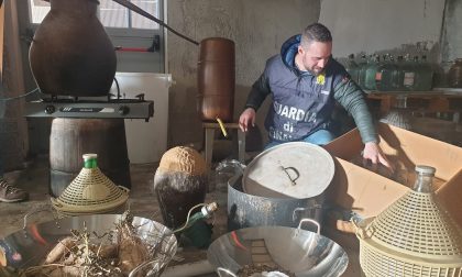 Laboratorio clandestino di grappa a Montalenghe, blitz della Finanza | FOTO