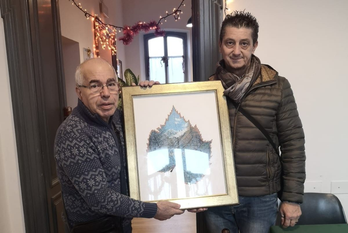 Un’opera di Franco Grisolano in dono al Centro anziani di Cuorgnè