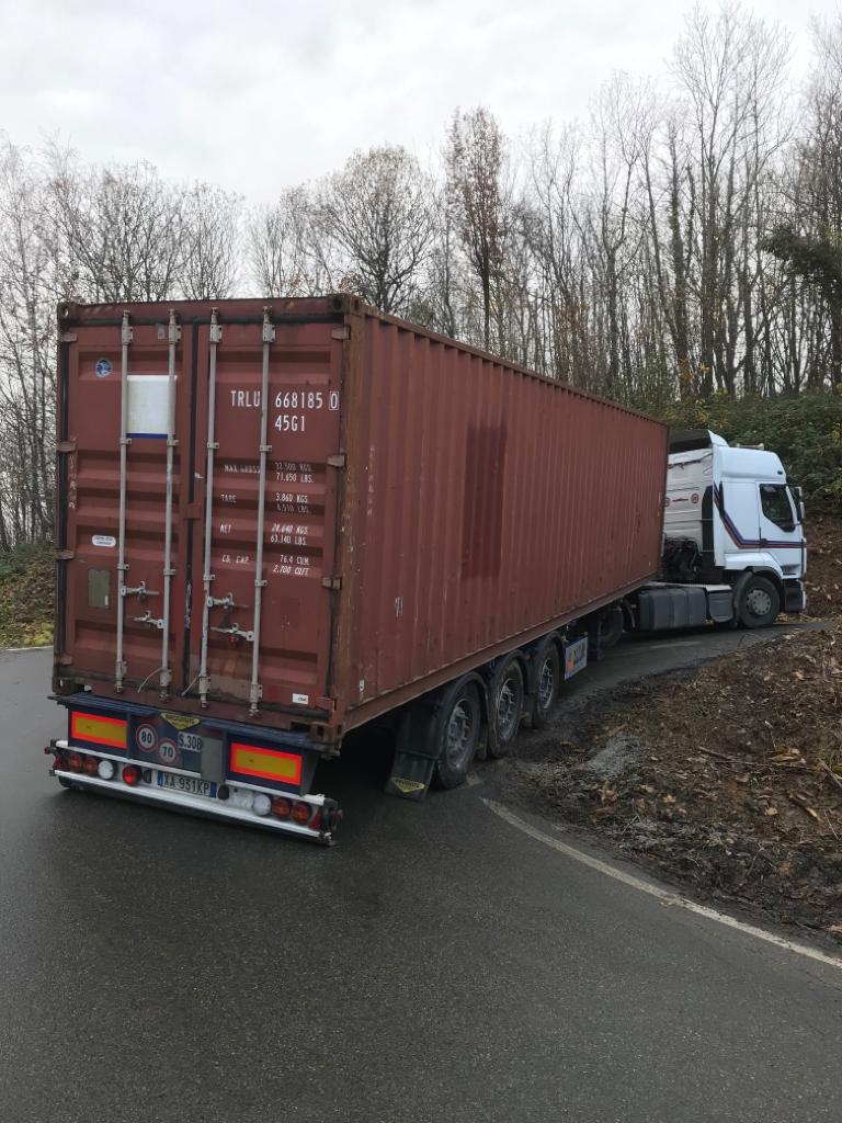 Tir bloccato in curva, strada chiusa