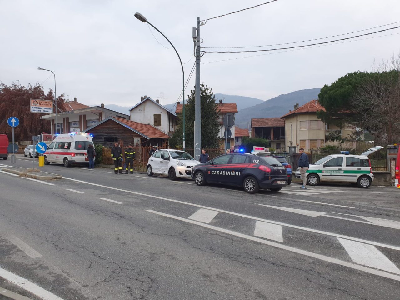 Scontro fra due auto a Balangero, donna rimane incastrata nell’auto
