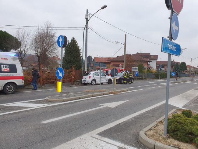 Scontro fra due auto a Balangero, donna rimane incastrata nell'auto