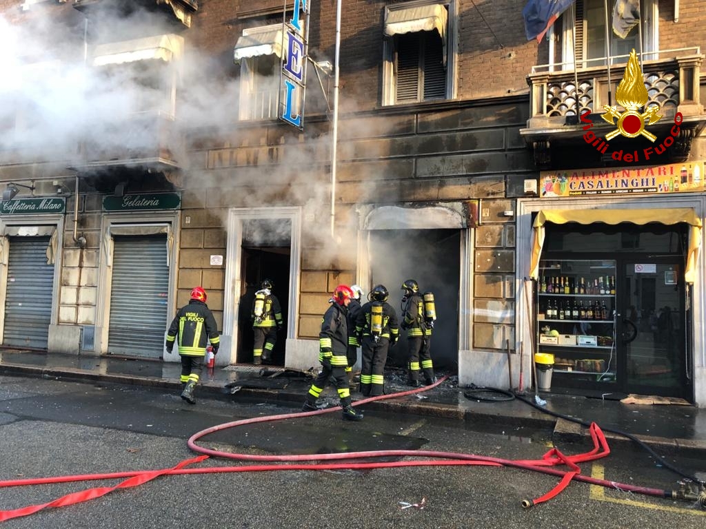 Negozio a fuoco in corso Giulio Cesare, edificio evacuato