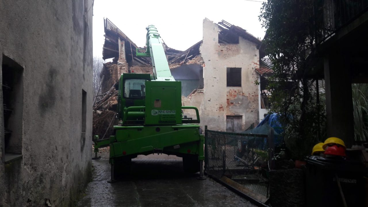 Crolla casa disabitata in pieno centro nella notte a Castellamonte | FOTO