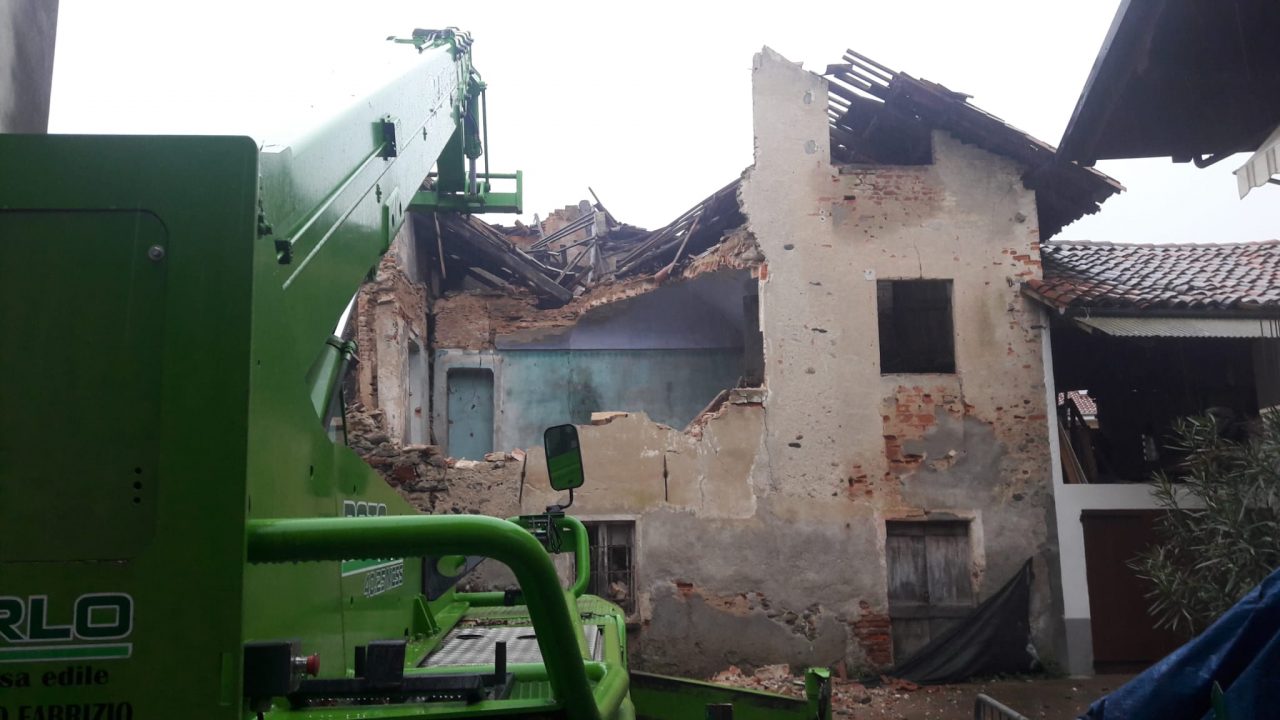 Crolla casa disabitata in pieno centro nella notte a Castellamonte | FOTO