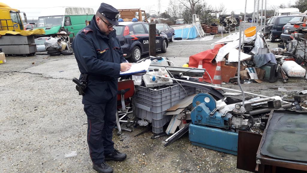 Deposito incontrollato di rifiuti speciali pericolosi scoperto dai carabinieri