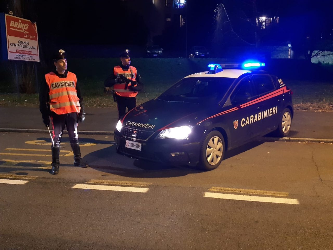 Aggrediscono un venditore ambulante a Rivarolo, arrestati