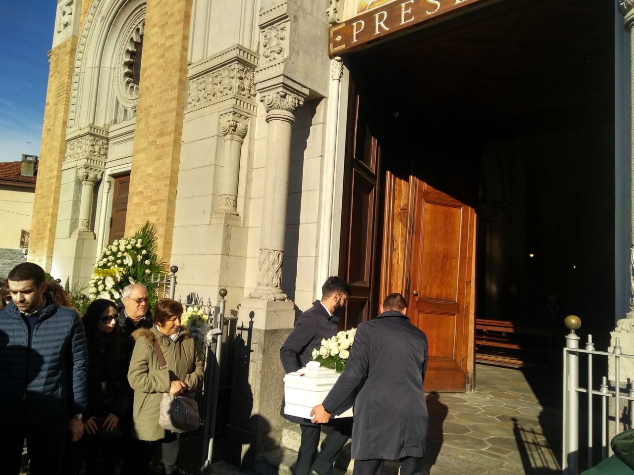 Stamattina a Leini i funerali della piccola Laura, morta a due anni e mezzo per un malore al nido