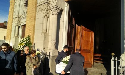 Stamattina a Leini i funerali della piccola Laura, morta a due anni e mezzo per un malore al nido