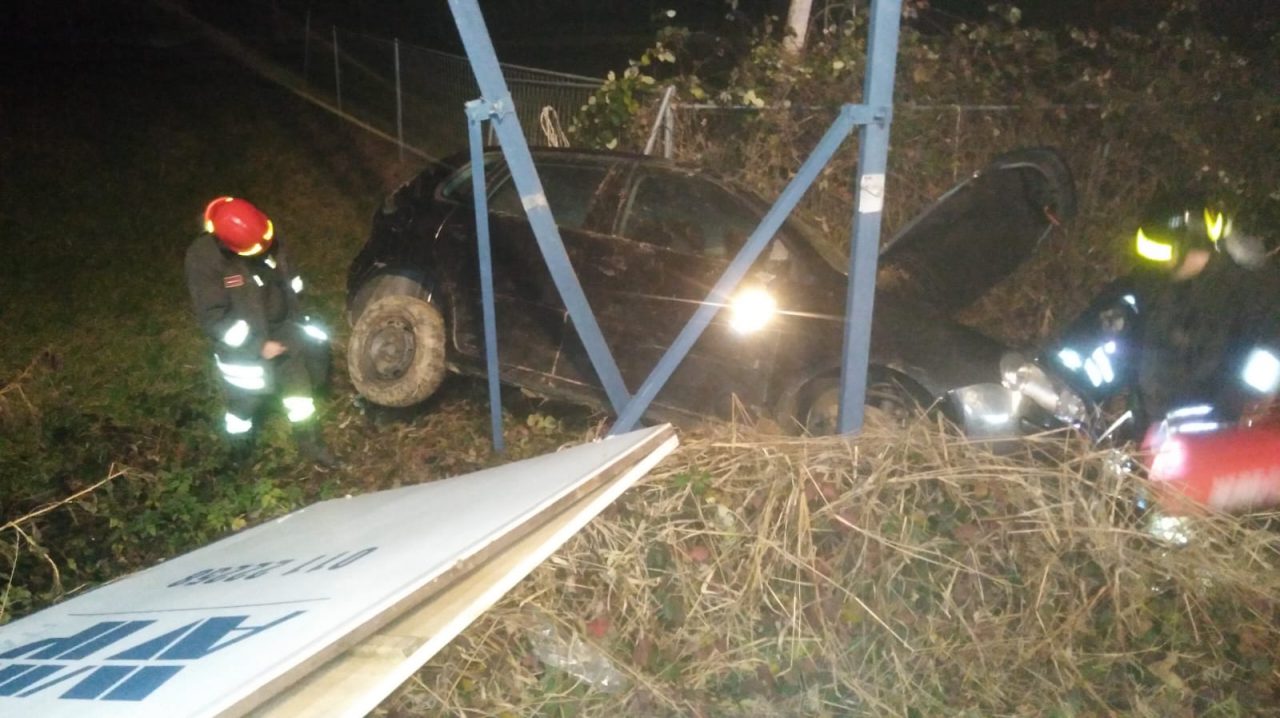 Incidente a Spineto, ragazza finisce fuori strada con l’auto | FOTO