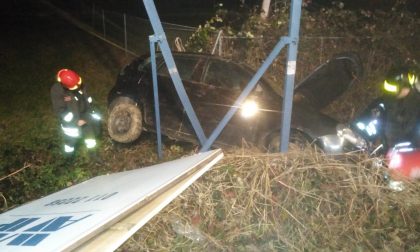 Incidente a Spineto, ragazza finisce fuori strada con l'auto | FOTO