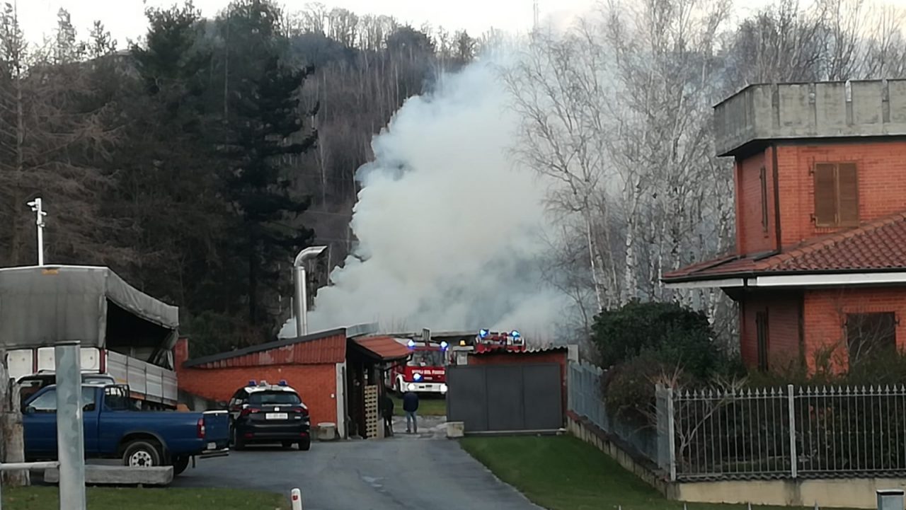 Tettoia a fuoco a Forno Canavese