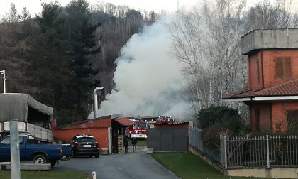 Tettoia a fuoco a Forno Canavese | FOTO