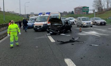 Scontro tra due auto in tangenziale a Venaria, due persone ferite