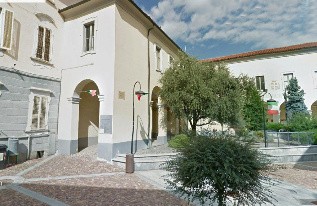 Minaccia di gettarsi dal municipio: salvato