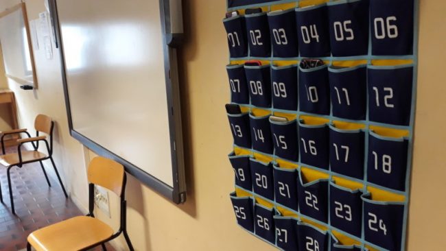 Cellulari appesi come cappotti nelle scuole