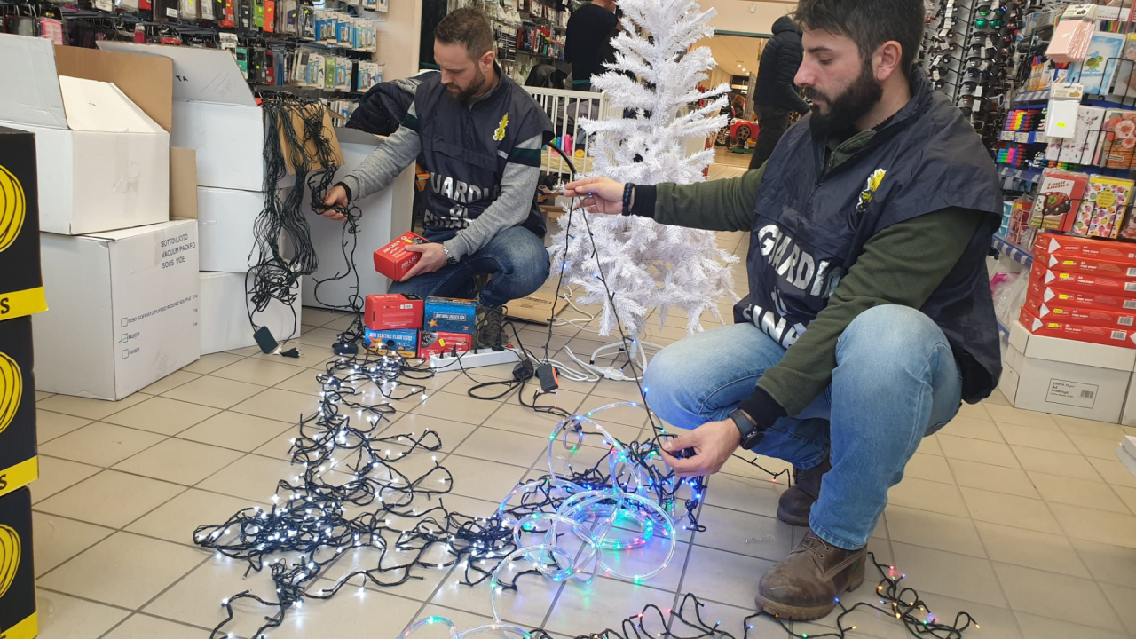 80mila luci e decorazioni natalizie sequestrate dalla Finanza