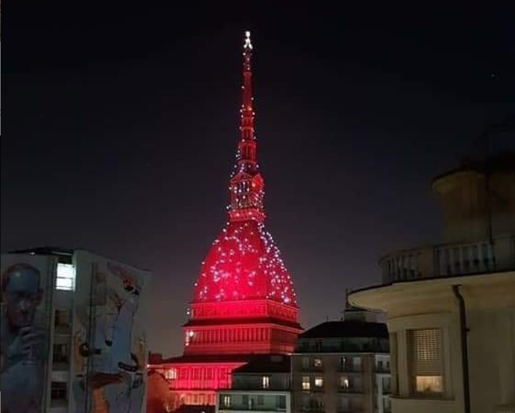 Anche la Mole si “veste” di rosso per il Natale