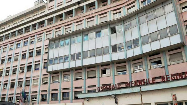 Ragazzino beve da una bottiglietta e accusa un malore