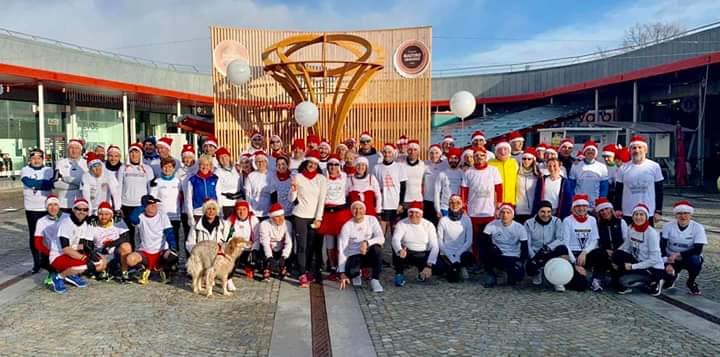 Terzo «Raduno dei Principi del Canavese», runners in maglietta bianca e berretto rosso