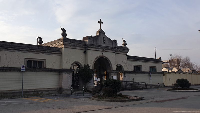Si rifà il look con una nuova copertura il cimitero di Volpiano