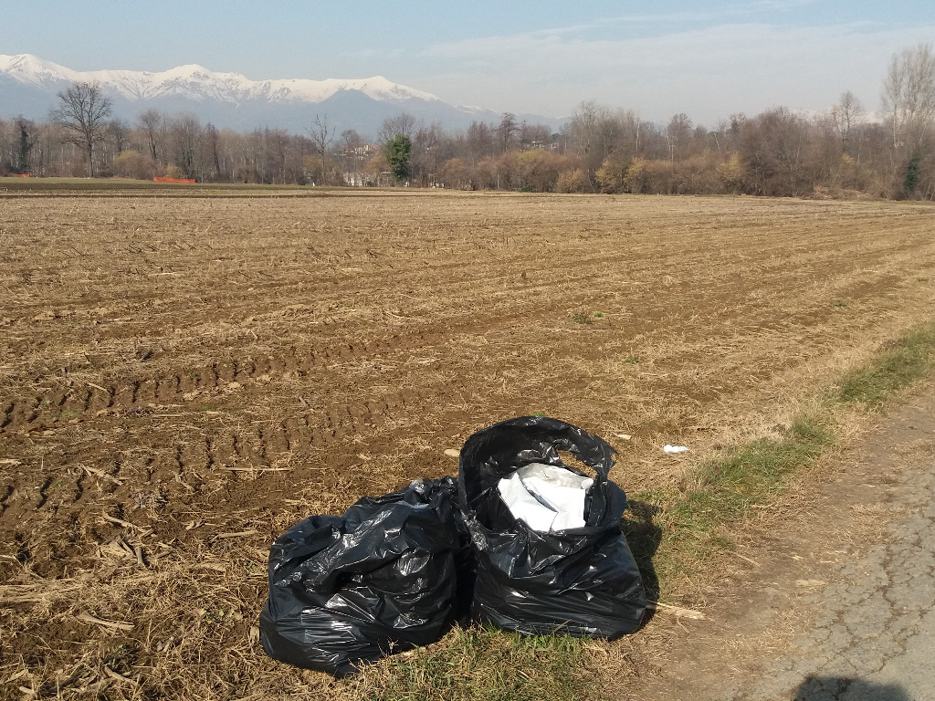 Ancora sacchi di rifiuti nella ciclabile