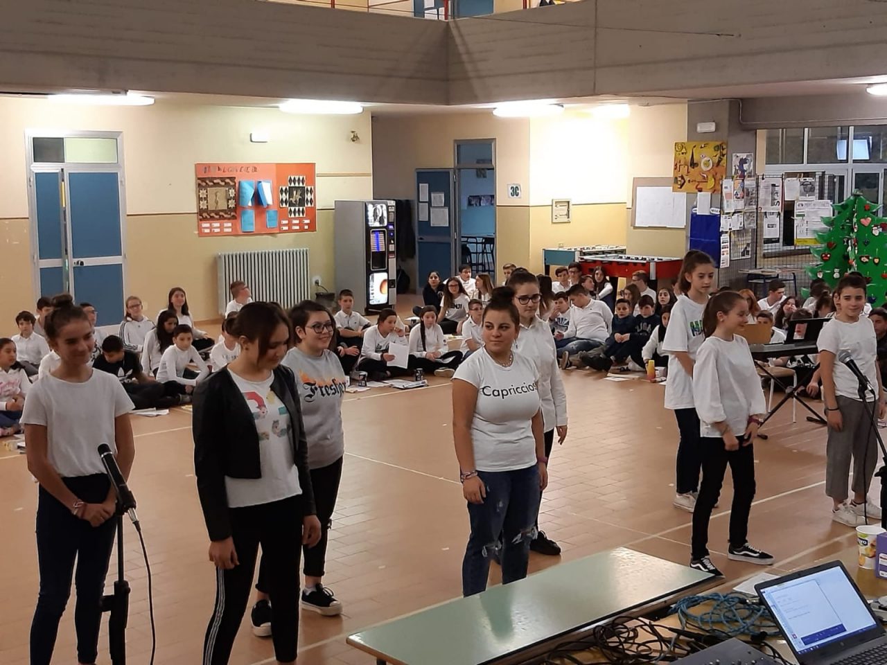 Spettacolo di Natale per i ragazzi delle medie e della quinta della primaria a Forno | FOTO