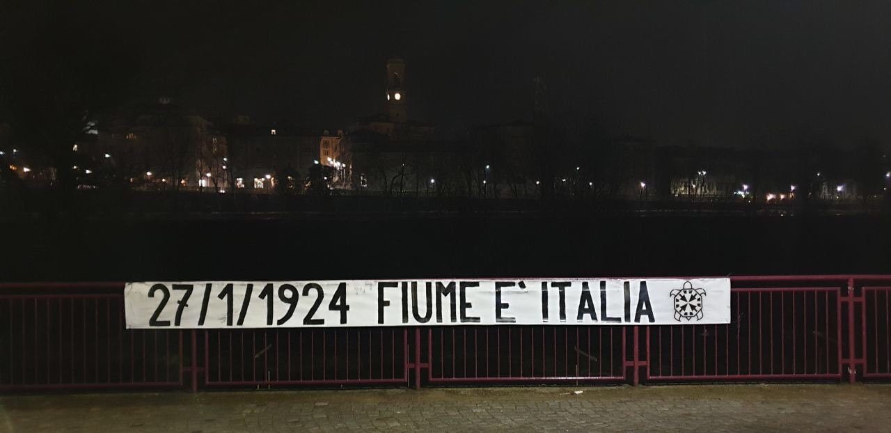 A Ivrea Casapound appende striscione "Fiume è Italia"