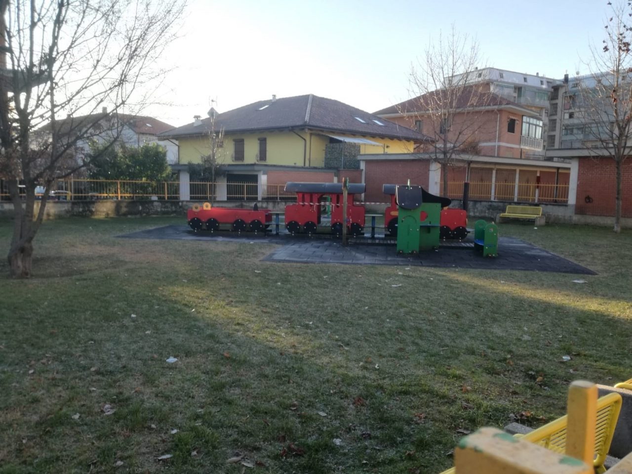 Piromani in azione: danneggiata giostrina a Ciriè