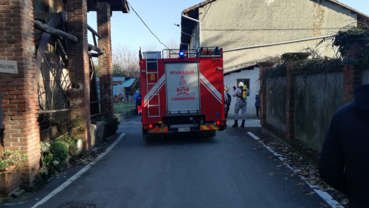 Muore in casa, la madre 89enne lo veglia | FOTO