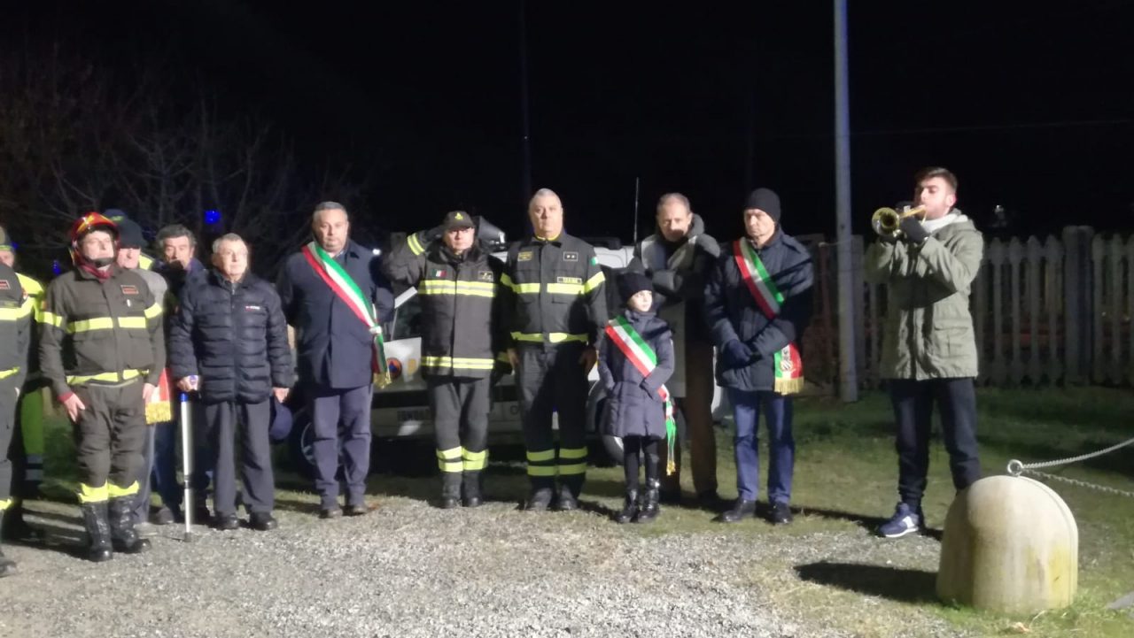 Grande commozione alla cerimonia in ricordo dei vigili del fuoco morti al passaggio a livello a Rivarolo