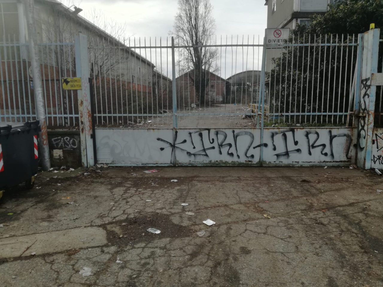 Rave party terminato, si scatenano le polemiche: 700 persone denunciate