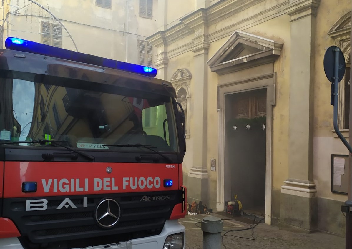 Incendi nelle chiese di San Maurizio e San Salvatore a Ivrea, preso il piromane | VIDEO