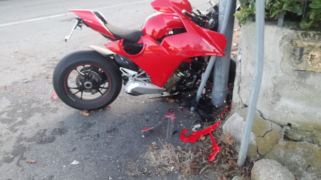 Auto contro moto a Salassa, centauro elitrasportato al Cto | FOTO