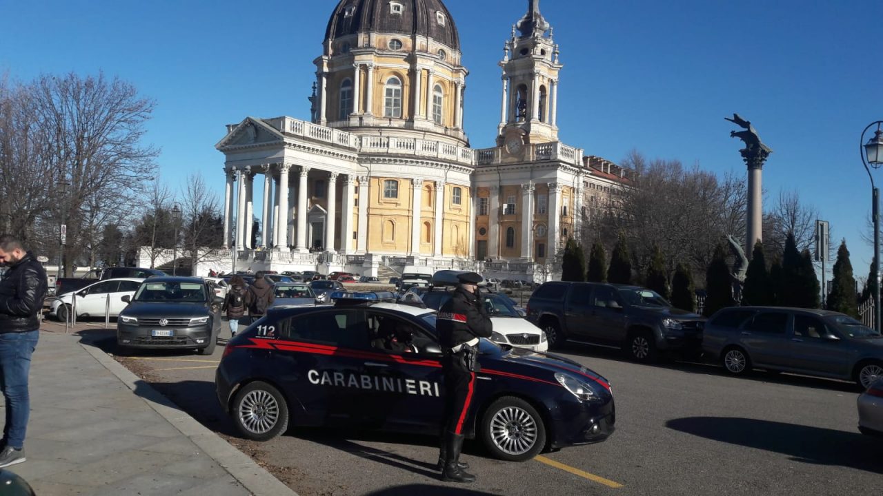 Tentano di investire un carabiniere mentre fuggono dopo i furti ai turisti a Superga