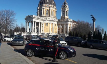 Tentano di investire un carabiniere mentre fuggono dopo i furti ai turisti a Superga