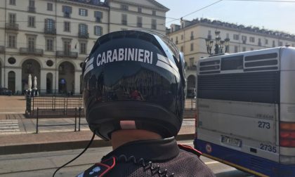 Ladro si arrampica su un balcone per svuotare un alloggio: arrestato IL VIDEO