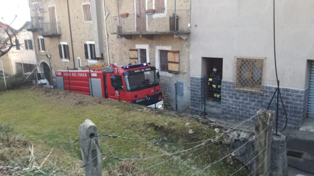 A fuoco il tetto di una casa a Forno Canavese, danni ingenti | FOTO